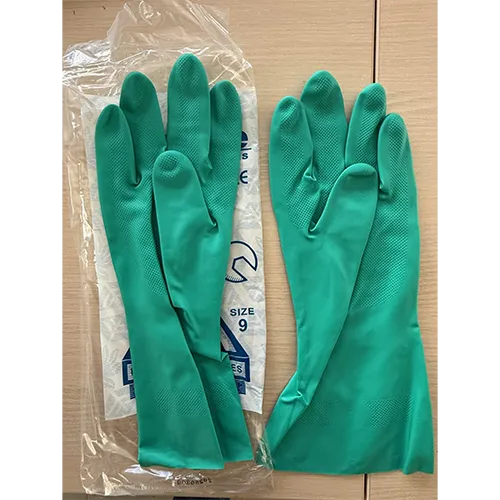 Gants de protection en nitrile vert, annoncés comme résistants aux produits chimiques.