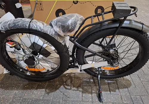 Vélo électrique avec prise murale et alimentation de charge.