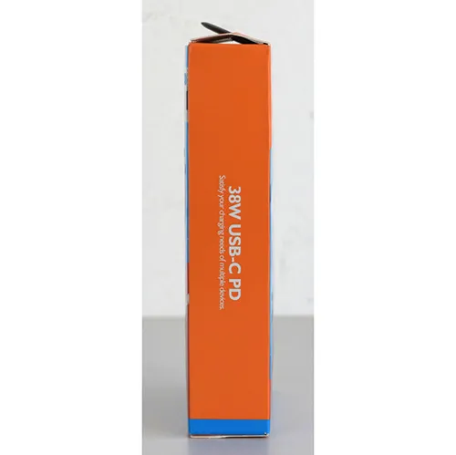 Chargeur USB blanc avec un port USB-A et un port USB-C, fourni avec un câble de connexion USB séparé. Entrée : 100-240V, 50-60Hz, 0.35A. Réalisation : 5V/3A, 9V/2A, 12V/1.5A.