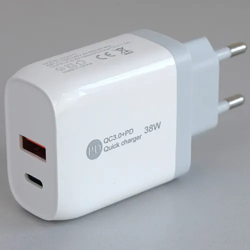 Chargeur USB blanc avec un port USB-A et un port USB-C, fourni avec un câble de connexion USB séparé. Entrée : 100-240V, 50-60Hz, 0.35A. Réalisation : 5V/3A, 9V/2A, 12V/1.5A.
