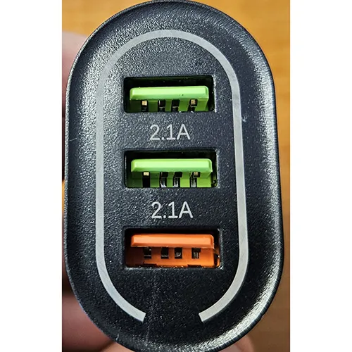 Chargeur de batterie noir avec trois ports USB-A. Réalisation : 5V/9V/12V.
