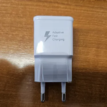 Chargeur USB blanc.