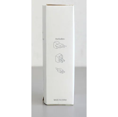 Chargeur de batterie blanc avec un port USB-A et un câble Micro-USB. Entrée : 100-240V, 50-60Hz. Réalisation : 5.1V, 2.1A.