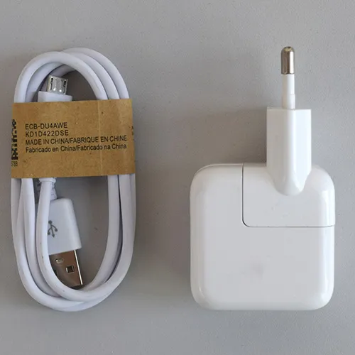 Chargeur de batterie blanc avec un port USB-A et un câble Micro-USB. Entrée : 100-240V, 50-60Hz. Réalisation : 5.1V, 2.1A.