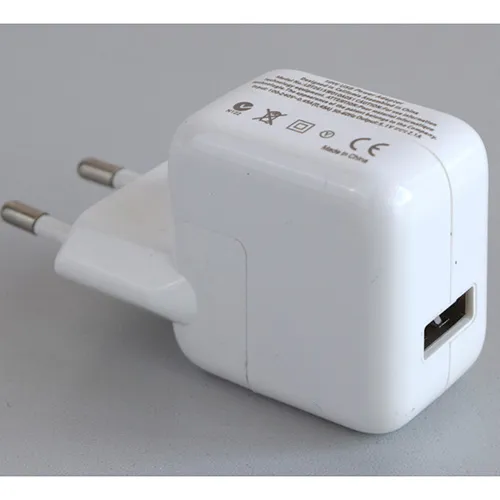 Chargeur de batterie blanc avec un port USB-A et un câble Micro-USB. Entrée : 100-240V, 50-60Hz. Réalisation : 5.1V, 2.1A.