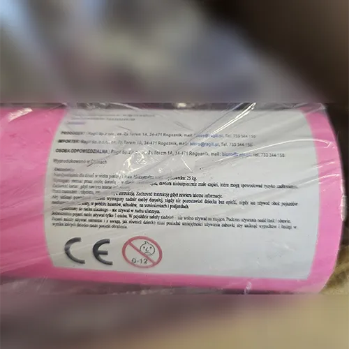 Tricycle pour enfants, rose, avec des pédales sur la roue avant, un panier attaché au guidon, un panier attaché à l'arrière et une poignée de poussée.