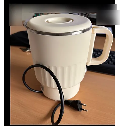 Bouilloire de camping pliable noire, 100 ml – 600 W 304. Fabriqué en acier inoxydable, annoncé comme sans BPA – conception à double paroi avec contrôle automatique de la température et fonction d’ébullition continue.