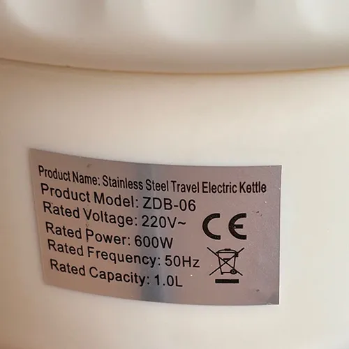 Bouilloire de camping pliable noire, 100 ml – 600 W 304. Fabriqué en acier inoxydable, annoncé comme sans BPA – conception à double paroi avec contrôle automatique de la température et fonction d’ébullition continue.