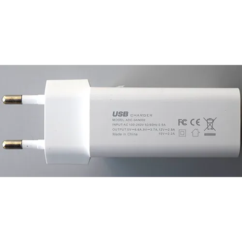 Chargeur mural blanc intégré à une prise européenne, avec 5 ports de sortie, étiquetés sur l'interface comme USB-A1, USB-A2, USB-C1, QC3.0 et PD25W.