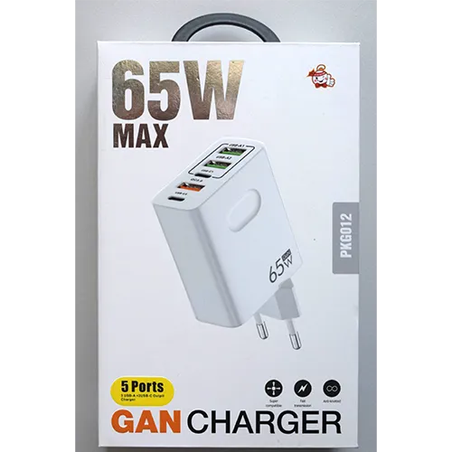 Chargeur mural blanc intégré à une prise européenne, avec 5 ports de sortie, étiquetés sur l'interface comme USB-A1, USB-A2, USB-C1, QC3.0 et PD25W.