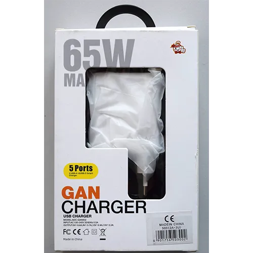 Chargeur mural blanc intégré à une prise européenne, avec 5 ports de sortie, étiquetés sur l'interface comme USB-A1, USB-A2, USB-C1, QC3.0 et PD25W.