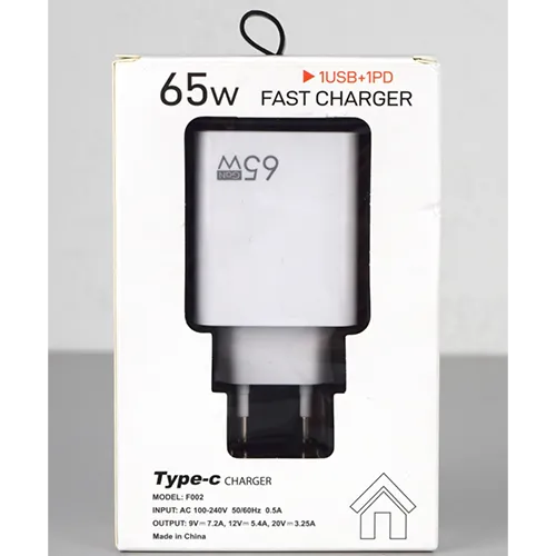Chargeur USB blanc avec un port USB-A et un port USB-C, intégré à une prise secteur. Entrée : 100-240 V, 50/60 Hz, 0,5 A. Sortie: 9 V/7.2 A, 12 V/5.4 A, 20 V/3.25 A.