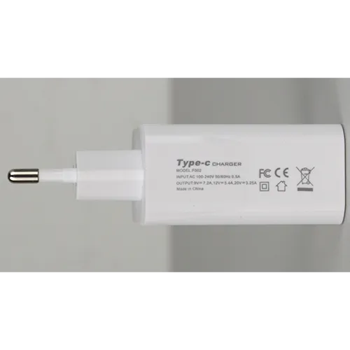 Chargeur USB blanc avec un port USB-A et un port USB-C, intégré à une prise secteur. Entrée : 100-240 V, 50/60 Hz, 0,5 A. Sortie: 9 V/7.2 A, 12 V/5.4 A, 20 V/3.25 A.