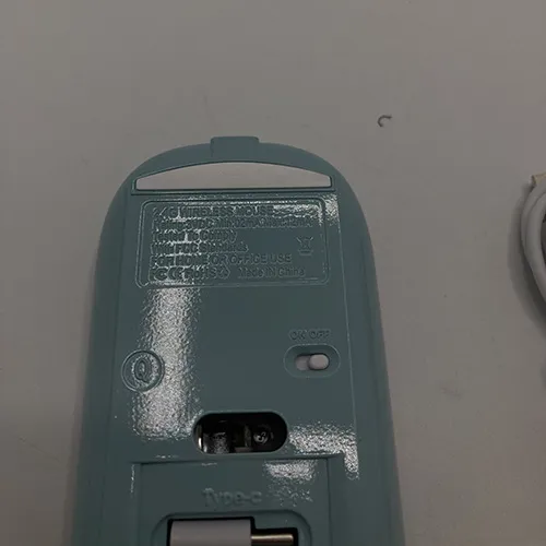 Souris sans fil avec câble de chargement USB.