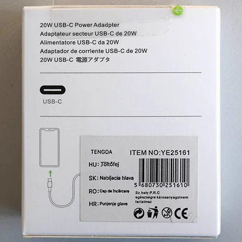 Chargeur de batterie blanc avec un port de sortie USB-C, intégré à une prise secteur.