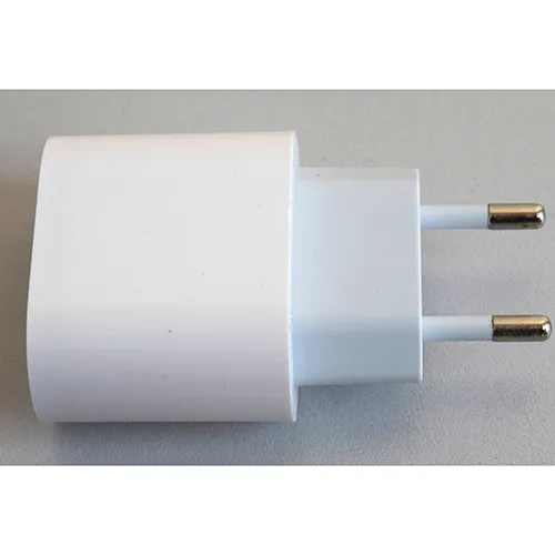 Chargeur de batterie blanc avec un port de sortie USB-C, intégré à une prise secteur.