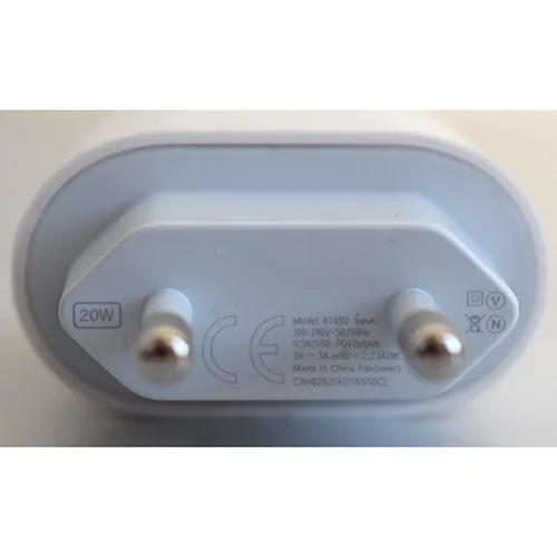 Chargeur de batterie blanc avec un port de sortie USB-C, intégré à une prise secteur.