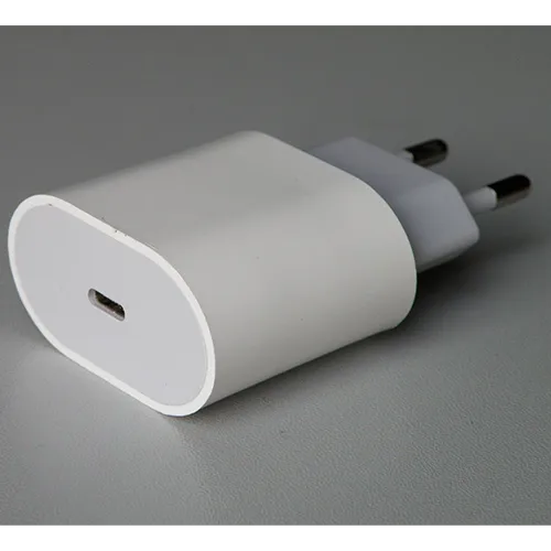 Chargeur USB blanc avec un port de sortie USB Type-C.