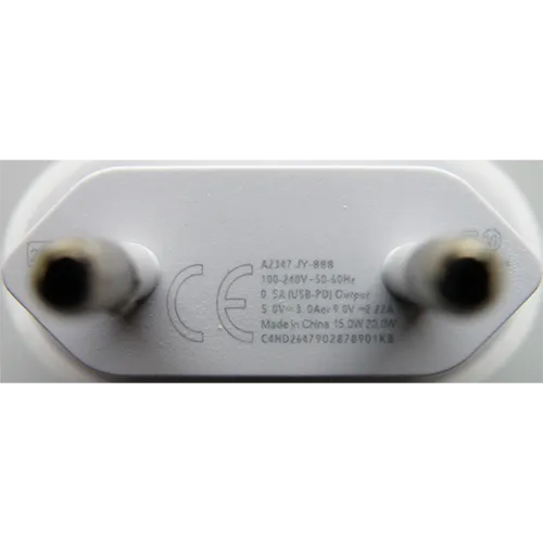 Chargeur USB blanc avec un port de sortie USB Type-C.