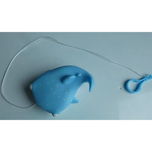 Jouet de bain en forme de requin avec un cordon attaché et un crochet en plastique.