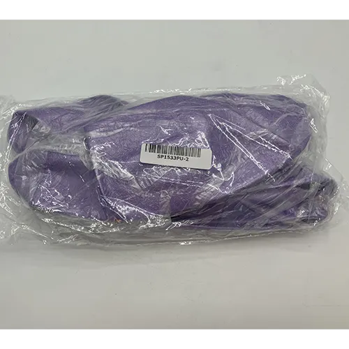 Balle de yoga violette en PVC souple.