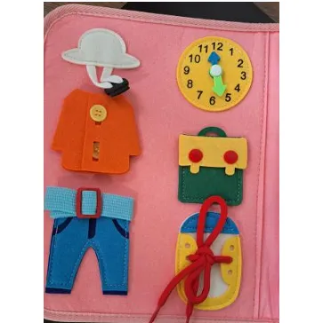 Tableau rose occupé avec autocollants et accessoires.