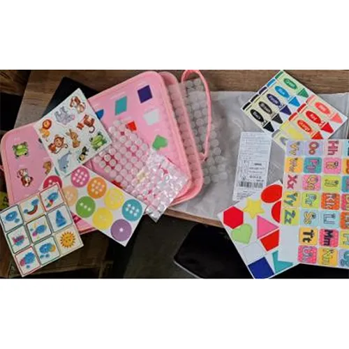 Tableau rose occupé avec autocollants et accessoires.