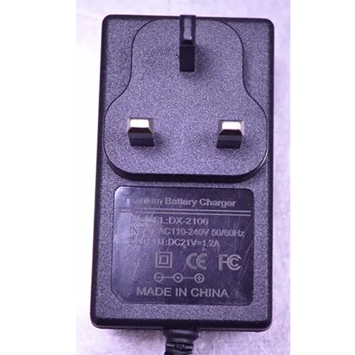Perceuse combi électrique noire et rouge avec batterie 21v et chargeur dans un étui de transport en plastique noir.