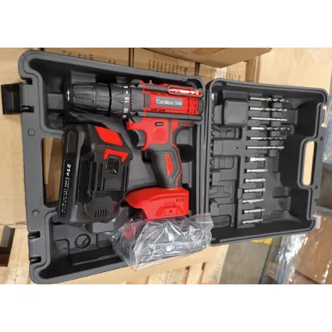 Perceuse combi électrique noire et rouge avec batterie 21v et chargeur dans un étui de transport en plastique noir.